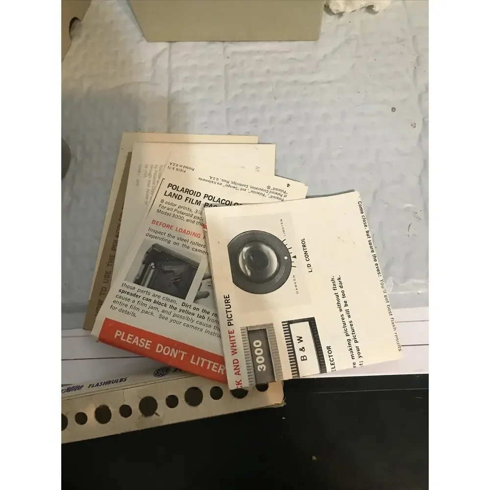 Vintage Camera Polaroid Flashgun Model #268 With Original Box and Bulbs.